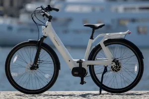 La Tenways AGO T es una bici eléctrica urbana con transmisión Enviolo y 100 km de autonomía