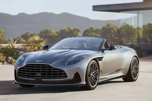 El nuevo Aston Martin DB12 Volante debuta con suma elegancia, un descapotable tan tecnológico como rápido con casi 700 CV 