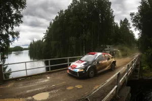 Elfyn Evans estira su liderato en el Rally de Finlandia, Takamoto Katsuta se complica la vida