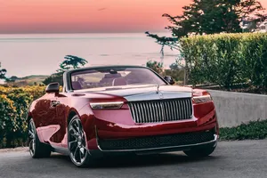 El Rolls-Royce La Rose Noire Droptail rompe el esquema del lujo, un descapotable biplaza solo para los cuatro clientes de la marca más especiales