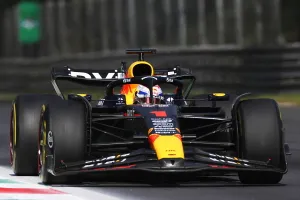 Carlos Sainz no consigue parar a Max Verstappen, que logra su 10º victoria consecutiva