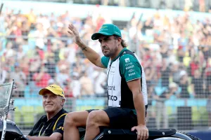 Fernando Alonso achaca su aciaga carrera de Singapur a los daños del AMR23, pero evita ser optimista para Suzuka