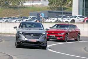 El primer eléctrico de NISMO ya rueda, el Nissan Ariya aparece en Nürburgring acompañado de un rival directo y un invitado de excepción