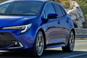 Más de 4.500 € de descuento y diseño deportivo, el compacto híbrido más vendido está en oferta y pone en apuros al SEAT León