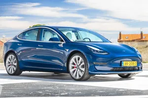 Reino Unido - Agosto 2023: El Tesla Model 3 regresa a un Top 10 dominado por Ford