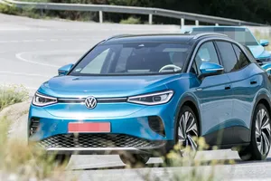 Los Volkswagen ID.4 e ID.5 estrenarán importantes novedades en 2024, más potencia y autonomía en dos SUV eléctricos líderes