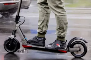 ¿Se puede conducir un patinete eléctrico bajo la lluvia? Ojo con estos peligros y sigue estos consejos
