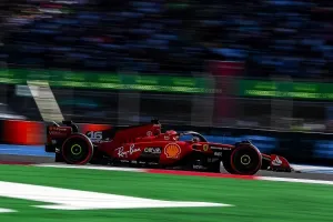 Los Ferrari baten a Max Verstappen y consiguen la primera línea; Fernando Alonso sufre con el Aston Martin