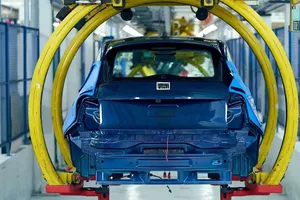 FIAT suspende la producción del 500 Eléctrico temporalmente, el Volkswagen ID.3 no cuaja pero vende más que el italiano