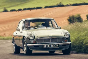 El clásico MG B se reinventa, un icono británico de los años 70 que vuelve como eléctrico y con un detalle inédito de Mazda