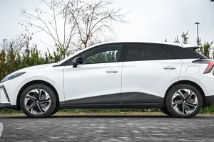 Más de 4.400 € de descuento y 520 km de autonomía, el MG4 se convierte en el compacto eléctrico a batir por Volkswagen y Citroën