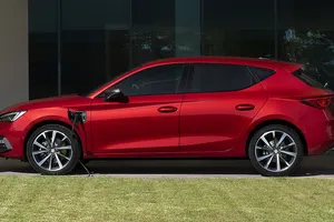 Etiqueta CERO y más de 3.800 € de descuento, el compacto PHEV más barato está en oferta y pone en apuros al Opel Astra