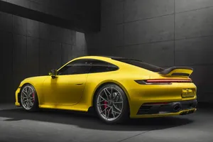 TECHART sabe lo que necesitan los dueños del Porsche 911, este nuevo spoiler trasero es un ejemplo, transforma la imagen y es más ligero