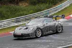 El Porsche 911 GT3 RS de Manthey Racing vuelve a Nürburgring tratando de esconder lo imposible, un kit aerodinámico que superará los 70.000 euros