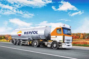 Repsol ataca las políticas restrictivas europeas para vehículos y e-fuels (y manda un mensaje de alerta)