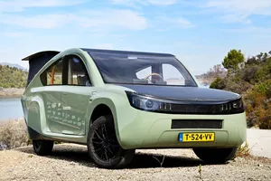 Tras el fiasco de Sono Motors y de Lightyear el Stella Terra revive el sueño del coche solar con 700 km de autonomía