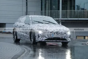 El nuevo Audi A6 Avant e-tron revela sus luces bajo el azote de una intensa lluvia de la borrasca Ciarán cerca de Nürburgring