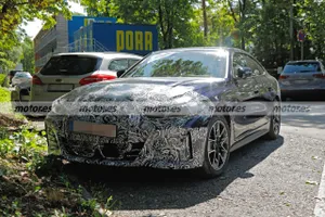 Sutil transformación en el BMW i4, nuevo vistazo más de cerca a la berlina eléctrica que será más deportiva y eficiente en 2025
