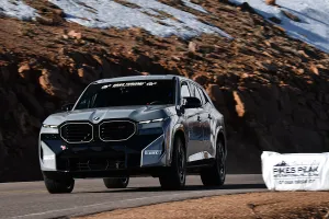 El BMW XM llega a lo más alto de Pikes Peak en un tiempo récord entre los SUV híbridos enchufables y que el nuevo Urus PHEV mejorará