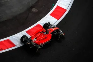Charles Leclerc asalta unos libres marcados por el caos de las banderas rojas; Fernando Alonso a medio segundo