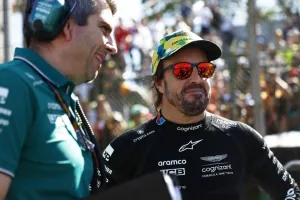 Fernando Alonso lanza una pulla a Esteban Ocon: «Si hay un Alpine detrás hay que tener el extra de cuidado»