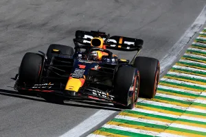 Max Verstappen estuvo a punto de perder la carrera… ¡por ver pelear a Fernando Alonso y Checo Pérez!