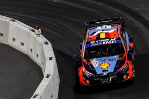 Thierry Neuville y Hyundai mandan en el SS1 del Rally de Japón, disputado en el Toyota Stadium