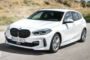 Reino Unido - Octubre 2023: La sorpresa del BMW Serie 1 como el compacto más vendido