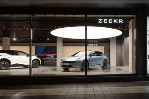ZEEKR estrena su primer concesionario en Europa, la firma china de coches eléctricos arranca el despliegue de una red propia