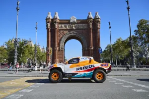 Barcelona respira Dakar: más de 800 coches embarcan hacia Arabia Saudí