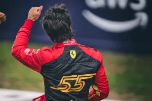Carlos Sainz quiere seguir vistiendo de rojo: «Estoy en el mejor sitio de la parrilla para ser campeón»
