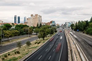 Los coches sin etiqueta de la DGT ya no podrán circular por toda Madrid en 2024, con estas excepciones