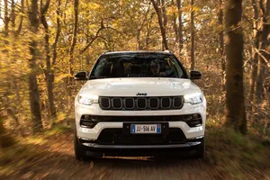 El Jeep Compass afronta 2024 con novedades, el exitoso SUV con la etiqueta ECO de sus dos motores híbridos ya tiene precios en España