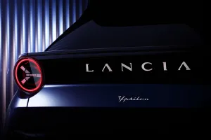 El nuevo Lancia Ypsilon muestra su trasera, sofisticada y deportiva con una clara reminiscencia al victorioso Stratos de los años 70
