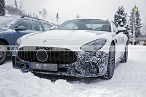 El nuevo Mercedes-AMG GT 43 Coupé aparece casi al desnudo en las pruebas de invierno, un cuatro cilindros que hace más 'accesible' al deportivo alemán