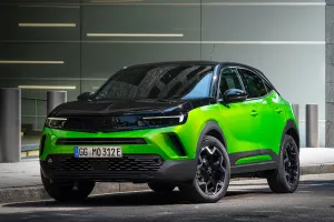 Opel eleva el listón entre los B-SUV eléctricos, el Mokka estrena una versión tope de gama con más autonomía y carga rápida