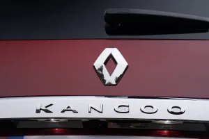 La historia de la Renault Kangoo, mucho más que una furgoneta líder del mercado en versatilidad y eficiencia que ha marcado el camino a sus rivales