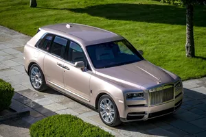 El regalo perfecto de cumpleaños es este Rolls-Royce Cullinan, el SUV británico deslumbra tanto como una de las joyas más preciadas