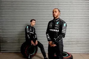 Russell ‘culpa’ a Hamilton de sus errores y manda un mensaje a Mercedes para 2024: «No estoy satisfecho»