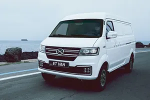 SWM se lanza al mercado de vehículos comerciales con la furgoneta eléctrica más barata, hasta 420 km de autonomía y un precio rompedor