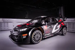 Toyota se pasa al negro: los GR Yaris Rally1 del WRC y GR010 Hybrid del WEC cambian de piel
