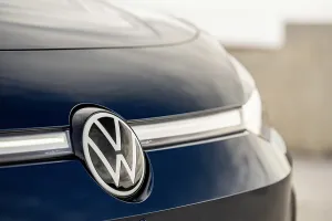 Los modelos estrella de Volkswagen apuestan por la seguridad vial, el aviso de salida de pasajeros evita despistes y partes al seguro