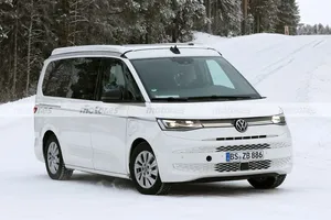 El nuevo Volkswagen California 2025 se estrena en las pruebas de invierno, la nueva generación del Multivan Camper también será PHEV