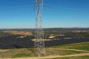 Así será la primera central híbrida hidroeléctrica y fotovoltaica de España que se instalará en Cáceres, con más de 160.000 paneles solares