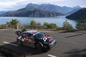Elfyn Evans aún lidera el Rally de Montecarlo, pero Sébastien Ogier se acerca