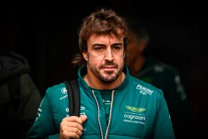 Fernando Alonso lanza un ataque a la normativa de F1: «Estos coches son mucho más difíciles de conducir»