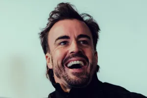 Fernando Alonso nos guía en su vuelta al trabajo con Aston Martin: «2024 va a ser aún mejor que 2023»