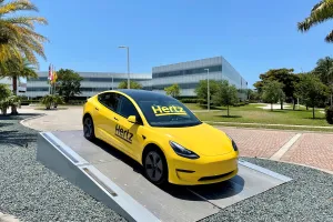 Las causas de la sorprendente decisión de Hertz: está vendiendo 20.000 coches eléctricos para volver a los de combustión