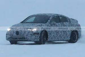 El nuevo Mercedes CLA eléctrico con el sello de AMG sorprende en las pruebas de invierno, los drifts y una imagen más llamativa lo delatan