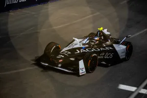 Nick Cassidy se lleva el ePrix de Ad-Diriyah en su primera victoria como piloto oficial de Jaguar